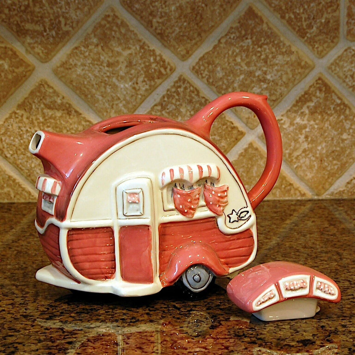 Pink Teapot U17573