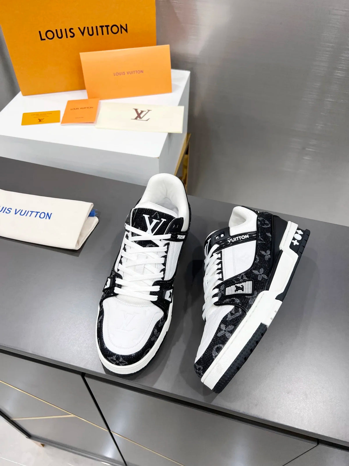 Leather Low Trainers Black Y64143