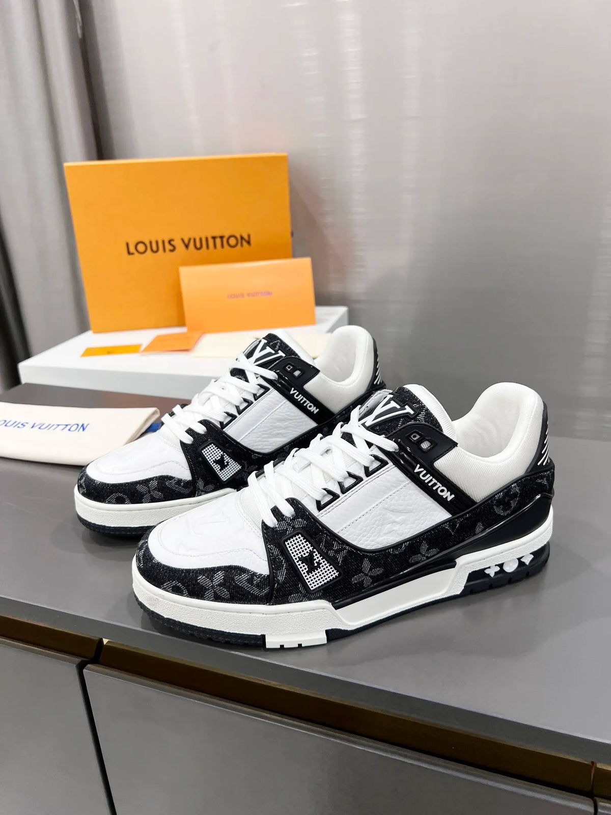 Leather Low Trainers Black Y64143