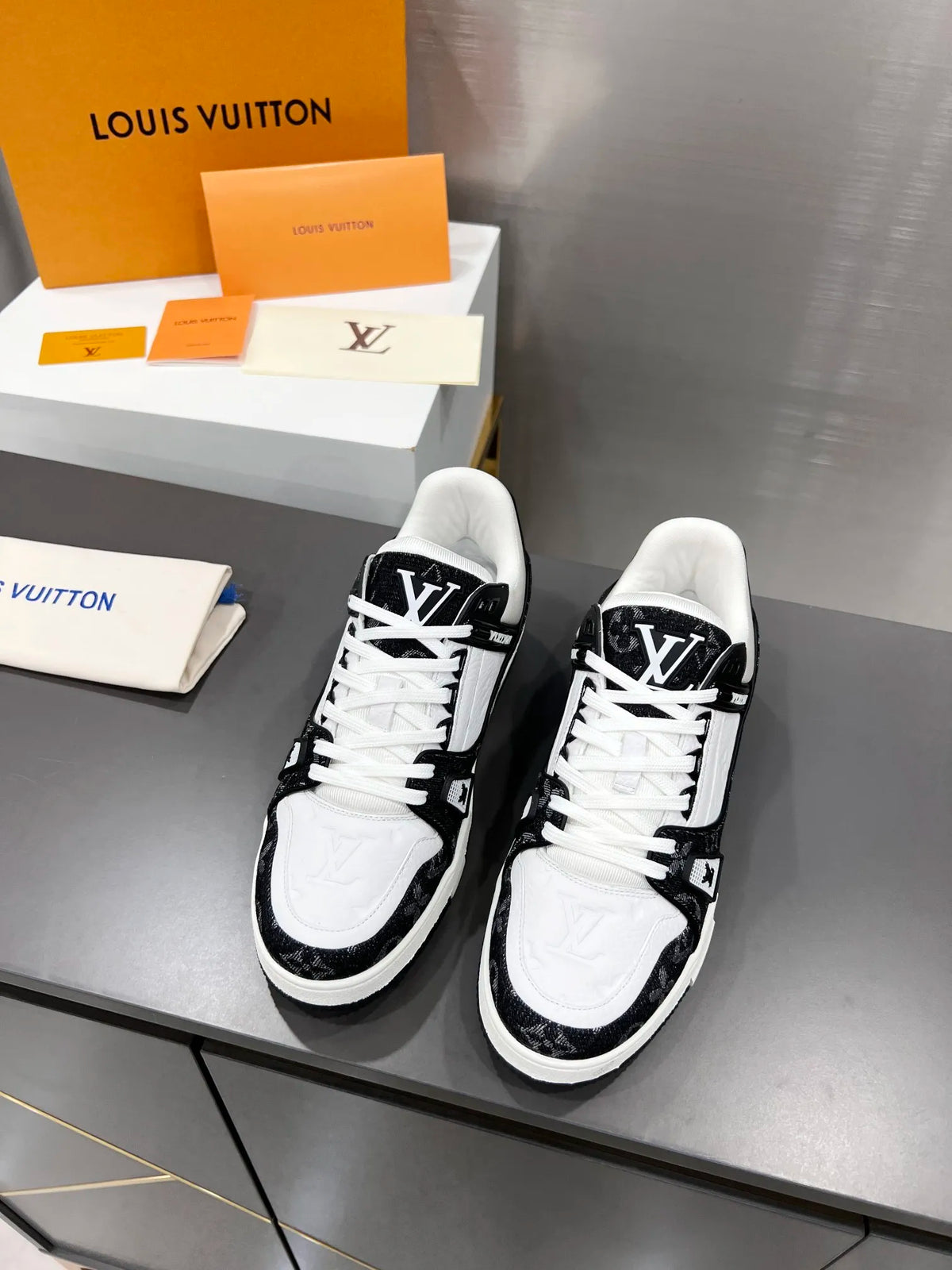 Leather Low Trainers Black Y64143
